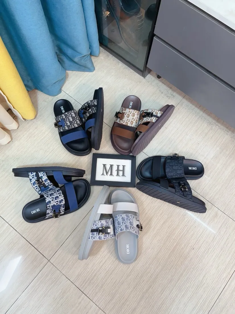 Men's Men's Shoes 💰320🌸🌸Dior Aqua Men's Sandals Slippers. Showcasing Dior haute couture design. The Dior gray suede strap is accented with an aluminum Dior buckle for added style. Paired with a comfortable tonal notch sole, they pair easily with shorts or jeans for a sophisticated look. Main body: suede cow leather, technical fabric lining: cow leather, with adjustable straps, aluminum Dior buckle, Dior gray EVA insole, tonal notch rubber outsole splicing structure👌👌size: 38-44 (45.46 customized)